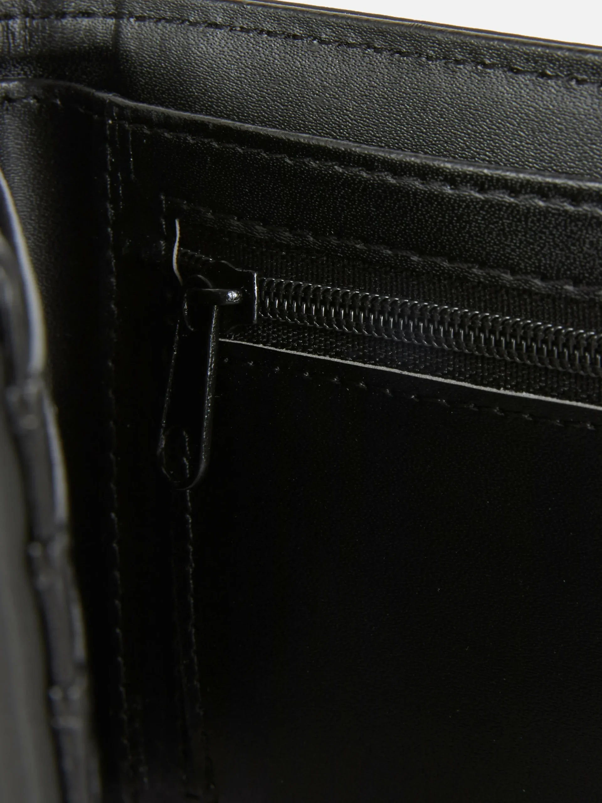 Portefeuille Caoutchouté à Deux Volets|Primark Discount